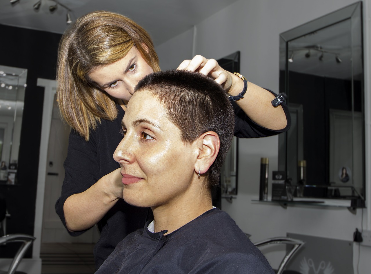W co wyposażyć salon fryzjerski? Akcesoria fryzjerskie: stoliki fryzjerskie, infrazony wiszące i stojące