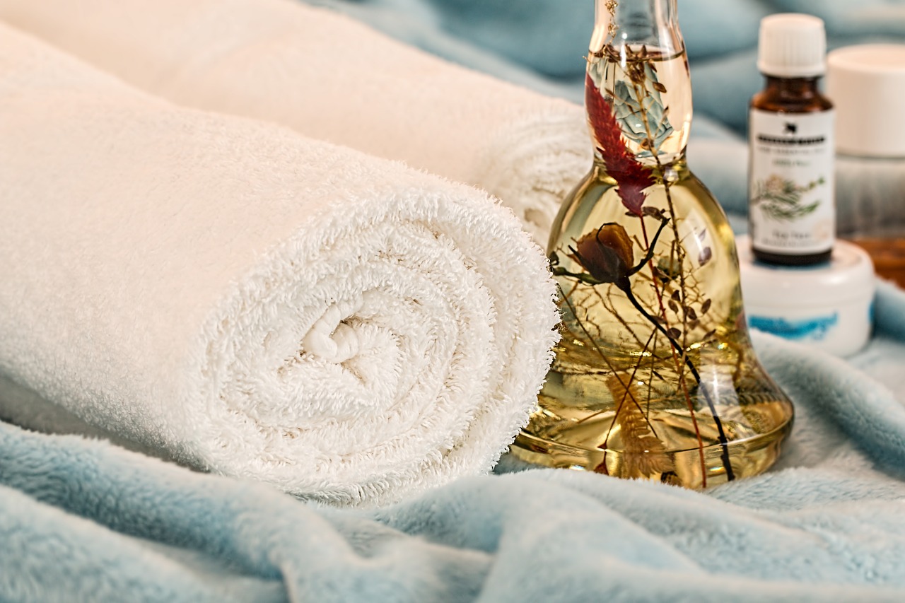 Jak wykonać skuteczny masaż? Olejki zapachowe, naturalne olejki eteryczne do masażu – olejek sosnowe
